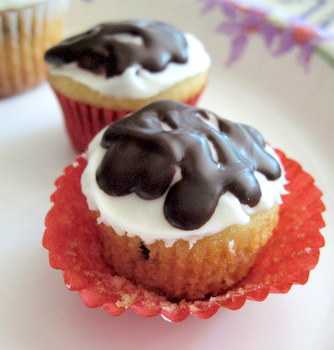Mini Baileyâ€™s Mint Chocolate Chip Cupcakes