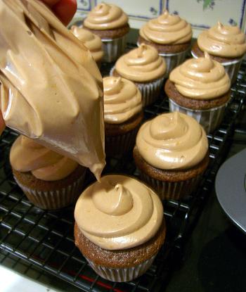 piping bag with cupcakes