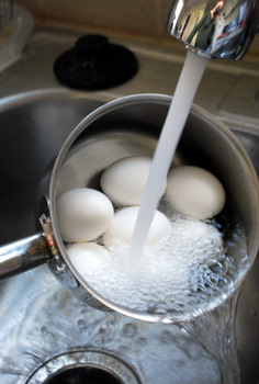 Rinsing hard boiled eggs
