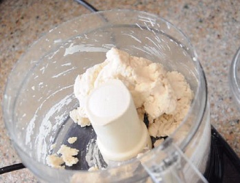How to a pie crust in the food processor (video) - Baking