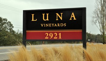 Luna Vineyards Sign