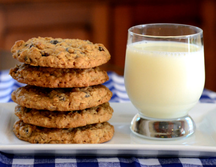 Big, Bakery-Style Oatmeal Cookies