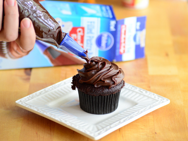 Pillsbury Filled Pastry Bag Fudge Frosting, reviewed