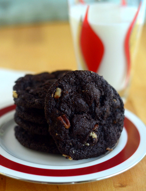 Biscoitos duplos de noz-pecã com pedaços de chocolate
