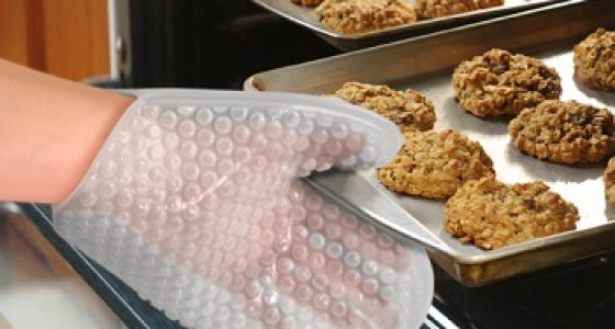 Poppin’ Hot Oven Mitt